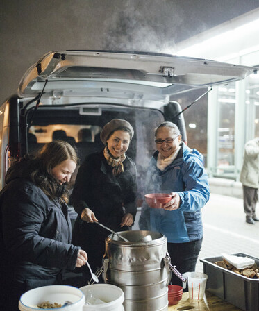 Canisibus Essensausgabe Freiwillige betreuen die Essensausgabe des Canisibus
