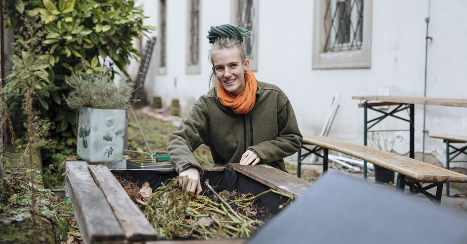 Haus Jaro Biomüll  Eine Frau betreut den Biomüll Haufen im Haus Jaro