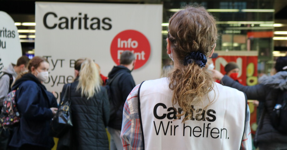 Caritas Mitarbeiterin  Rückansicht einer Caritas Mitarbeiterin mit Locken